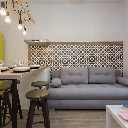 Апартаменты Sunny And Modern 1bdr In The Center *