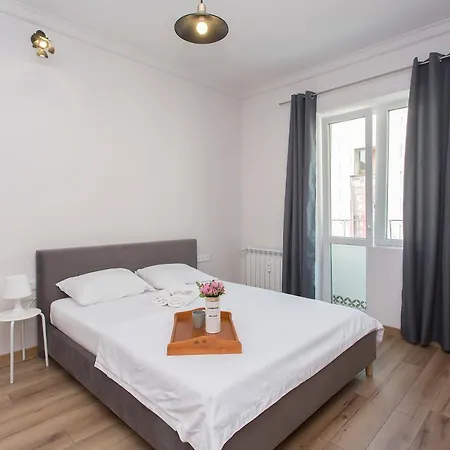 Sunny And Modern 1bdr In The Center София