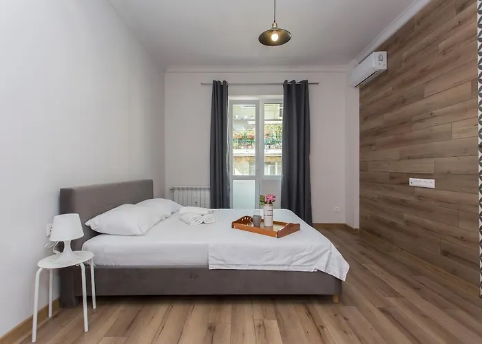 Sunny And Modern 1bdr In The Center