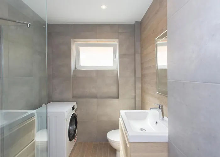 Sunny And Modern 1bdr In The Center Sofía